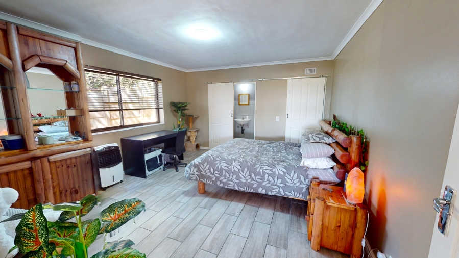 7 Bedroom Property for Sale in Mountainside Western Cape